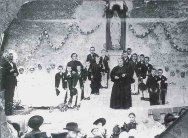 De inwijding van het monument door pater Ferrafiat tijdens de communie van vierentwintig dorpskinderen