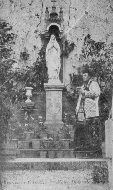 Bérenger Saunière fier poserend naast het monument van Onze-Lieve-Vrouw van Lourdes