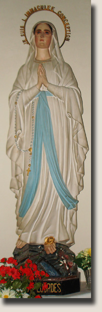 Het beeld van de Heilige Maagd van Lourdes