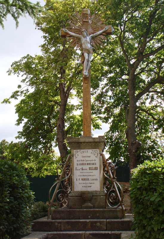De Calvaire die Saunière liet bouwen in de kerktuin ter herinnering aan het bezoek op Pinksteren 1897 van bisschop Billard en Lazarist Mercier