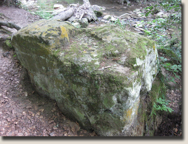 De rots waar de E. CALVÉ 1891-inscriptie vroeger te zien was