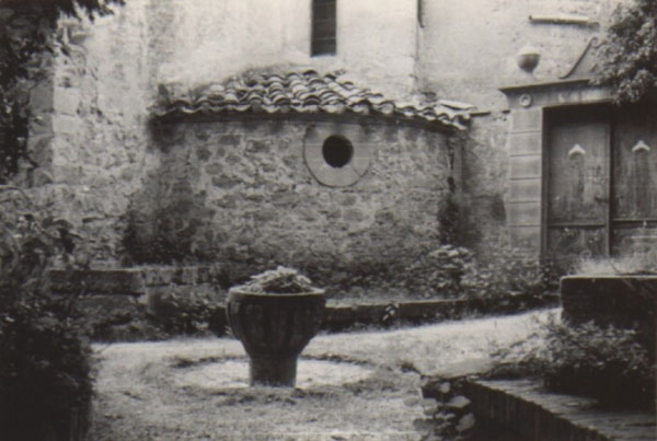 De voormalige doopvont van de kerk werd door Saunière als tuindecoratie gebruikt
