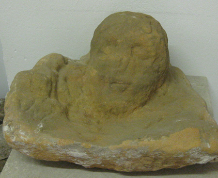 Het stenen hoofd van Cap de l'Homme in het museum van Rennes-les-Bains.