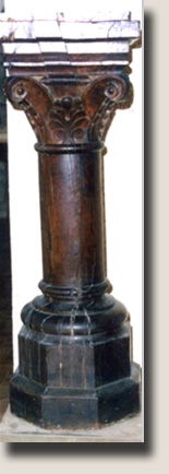 Volgens het koppel Captier-Corbu is de houten pilaar van de preekstoel de 'Balustre'