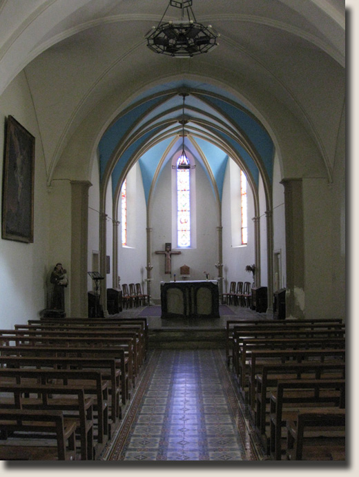 Het sobere interieur van de kerk van Rennes-les-Bains