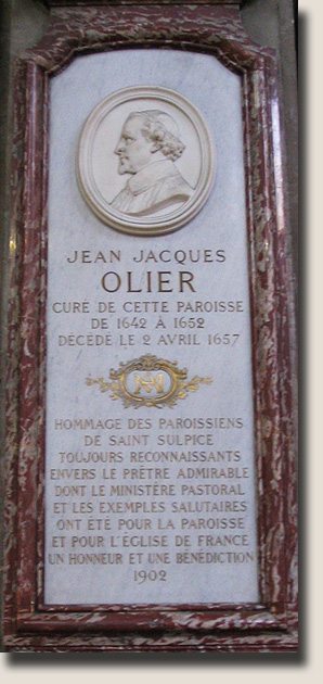 Het kleine roosvenster met de letters P en S in de Saint-Sulpice kerk