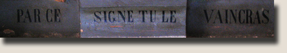 De inscriptie PAR CE SIGNE TU LE VAINCRAS in de kerk van Rennes-le-Château