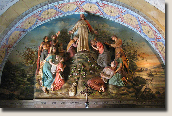 De grote beeldengroep en de geschilderde fresco eromheen