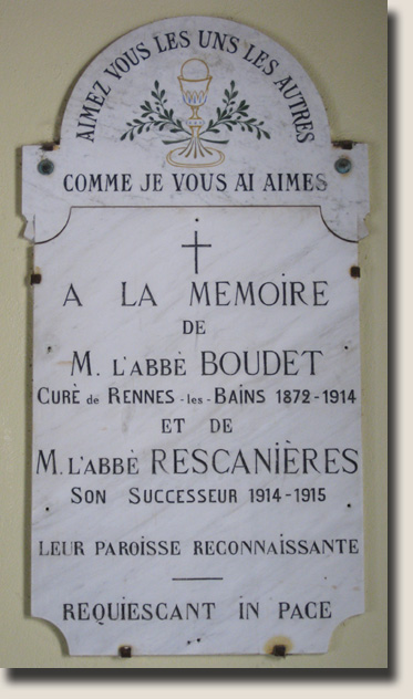 De gedenkplaat ter nagedachtenis van Boudet en Rescanières