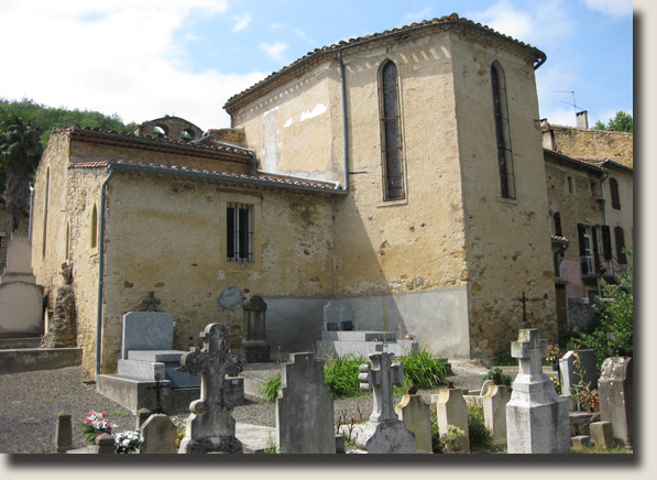 De achterzijde van de kerk van Rennes-les-Bains met het kerkhof