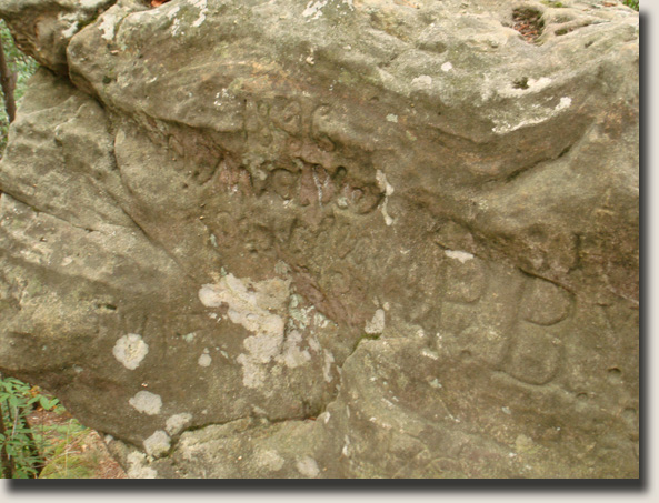 De vele inscripties aangebracht op de Roches Tremblantes door de eeuwen heen