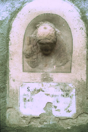 Het tweede stenen hoofd van Cap de l'Homme ingemetseld in de pastorij van Rennes-les-Bains